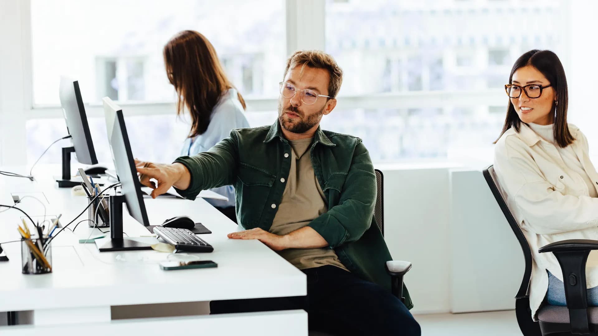 Man wijst naar scherm